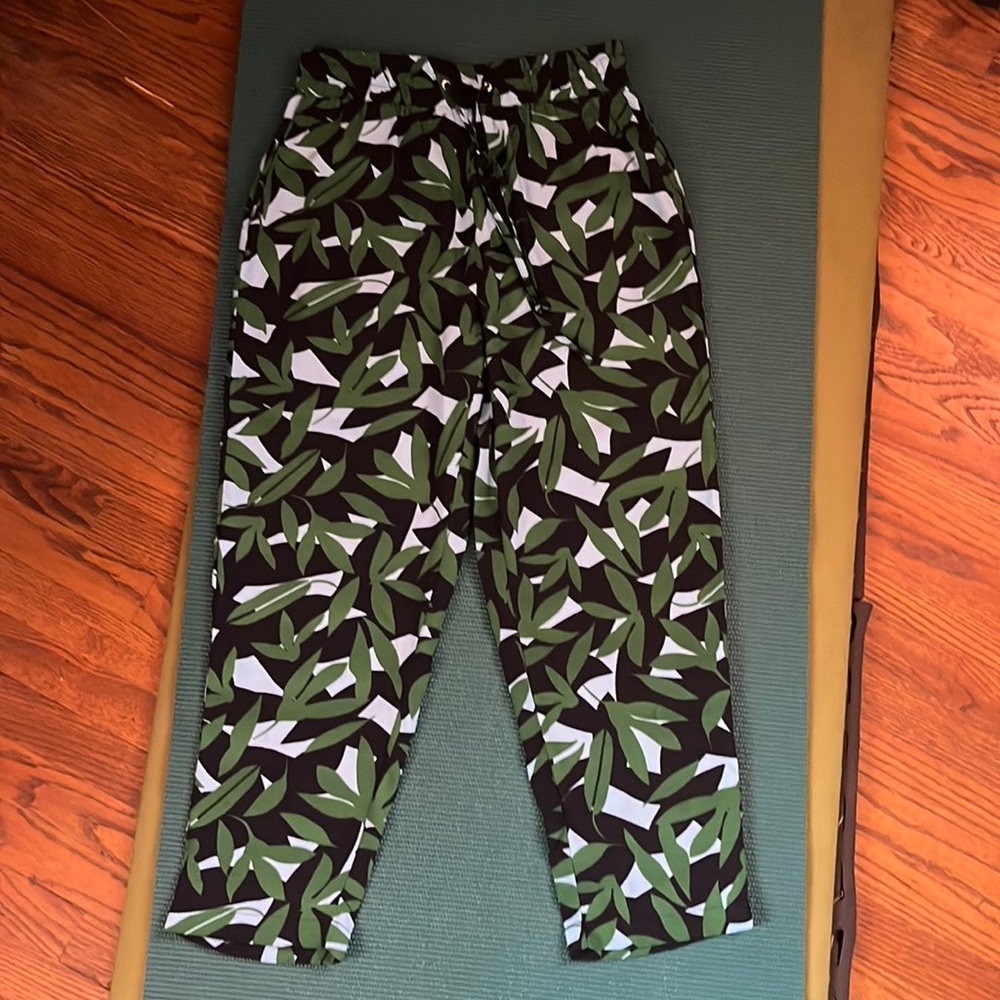 Casual palazzo style pants with leaf pattern